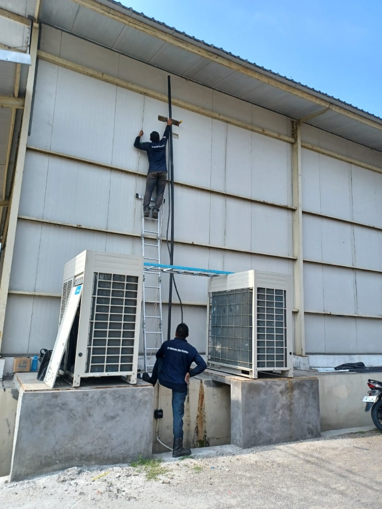Pemasangan Jalur Pipa Refrigerant High Elevation